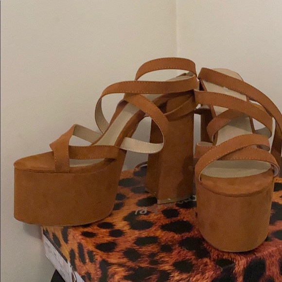 Faux Suede platform sandal - Picture 2 of 3